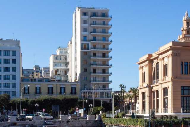 La storia del Palazzo della Motta: il discusso e iconico grattacielo che svetta nel cuore di Bari